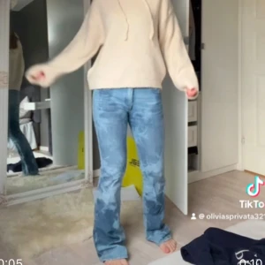 Blå bootcut jeans - Snygga lågmidjade blå bootcut jeans från diesel med unik mönstring, skitsnygga! jag på bilden är 160 och dom är för långa. dom är slitna längst ner! midja 39/40. innerbenslängd 84/85❤️