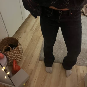 Svarta jeansbyxor - Snygga mörkblå jeansbyxor med en klassisk design. De har en låg midja och en bootcut-stil . Perfekta för att matcha med olika toppar och accessoarer. Jeansen är i storlek 38 men jag skulle säga att den har en passform som en 34a💕💕
