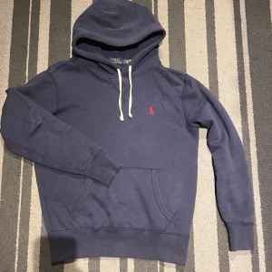 Mörkblå hoodie från Ralph Lauren - Säljer en snygg mörkblå hoodie från Ralph Lauren