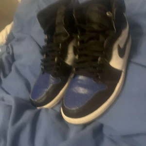 Nike Air Jordans i svart, blå och vit o även röd o svart - Snygga Nike Air Jordans i en cool färgkombination av svart, blå och vitt även röd o svart. 500 för blå o 500 för röd, 1000 för båda