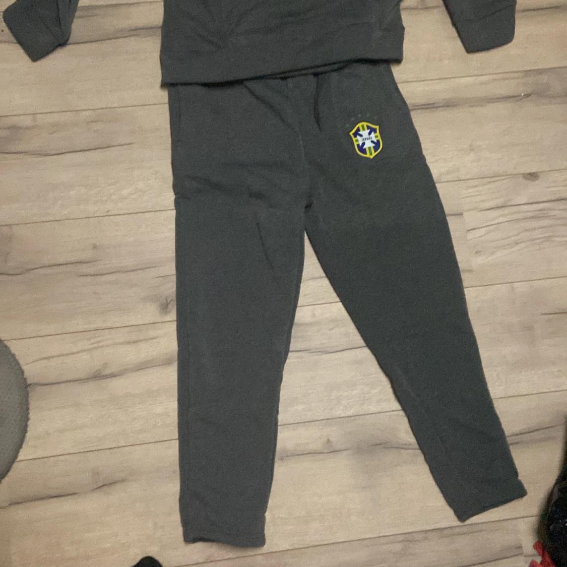 Grå hoodie med emblem - 1