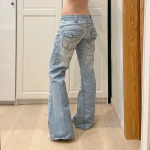 Lågmidjade wideleg bootcut jeans🤩 - Midja 39 cm rakt över, gren 20 cm o innerben 82 cm💕Jae 169 o xs-s o håller in lite i midjan. Obs svaga gula fläckar vid grenen bak 