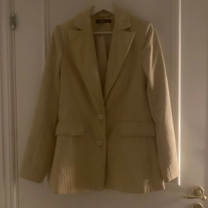 Kavaj  - Beige kavaj, väldigt snygg har lite defekter men inget man märker av ☺️