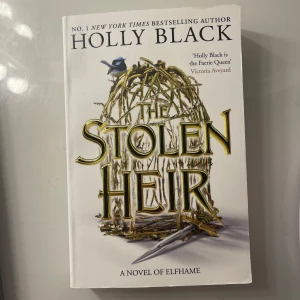 The Stolen Heir - Säljer boken 'The Stolen Heir' av Holly Black är en del av 'A Novel of Elfhame'. Den är i nyskick och aldrig läst🩷