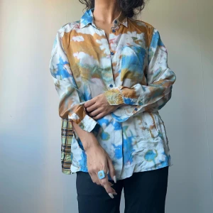 Blommig Skjorta - • Shiny soft long sleeve shirt, printed in green and blue checkered pattern and blue and orange flowers  • SIZE - S/EU 36 (Fits XS-M) • BRAND - Acne Studios   skjorta blus topp siden silke print blommor blommig randig rutig blå orange grön vit