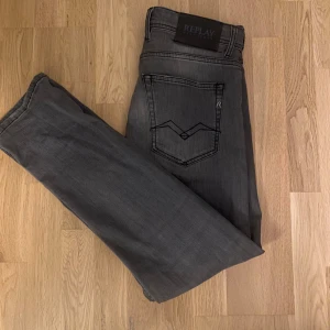 Replay Jeans - Replay Jeans i storlek 30 i modellen grover som är perfekt för en mer avslappnad look. Skick: 9/10 använda fåtal gånger. Hör gärna av er vid minsta fundering 🤗