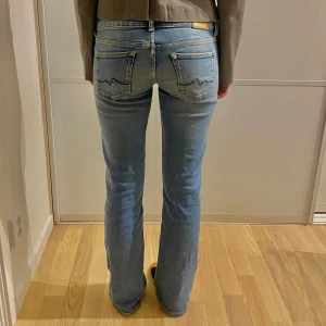 Lågmidjade pepe jeans - Säljer mina fina blå bootcut jeans från Pepe Jeans! Lågmidjade i strlk 27/32. Slutsålda nu men köptes för ca 1200kr. Jättebra skick och knappt använda, pris kan diskuteras☺️