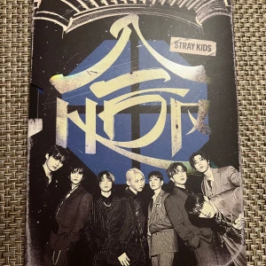 Stray Kids HOP album limited ver. - Stray Kids HOP limited ver. Kommer med alla inclusions förutom photocards och trading cards. 