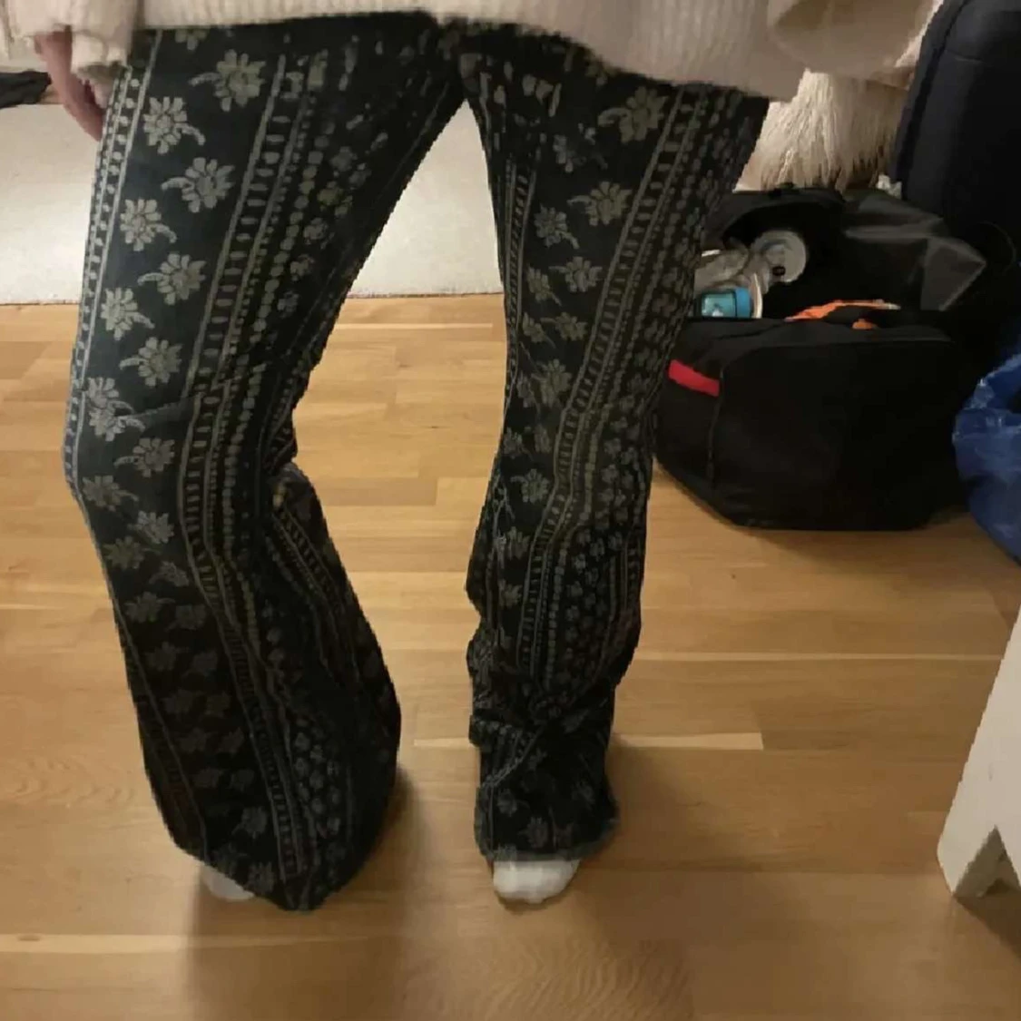 Mönstrade byxor med blommigt mönster - 1