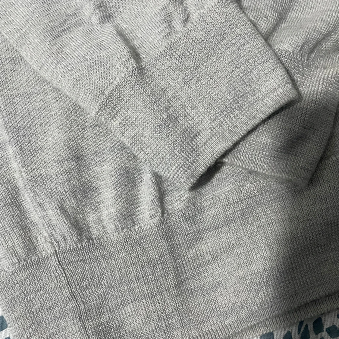 Grå v-ringad tröja - 2