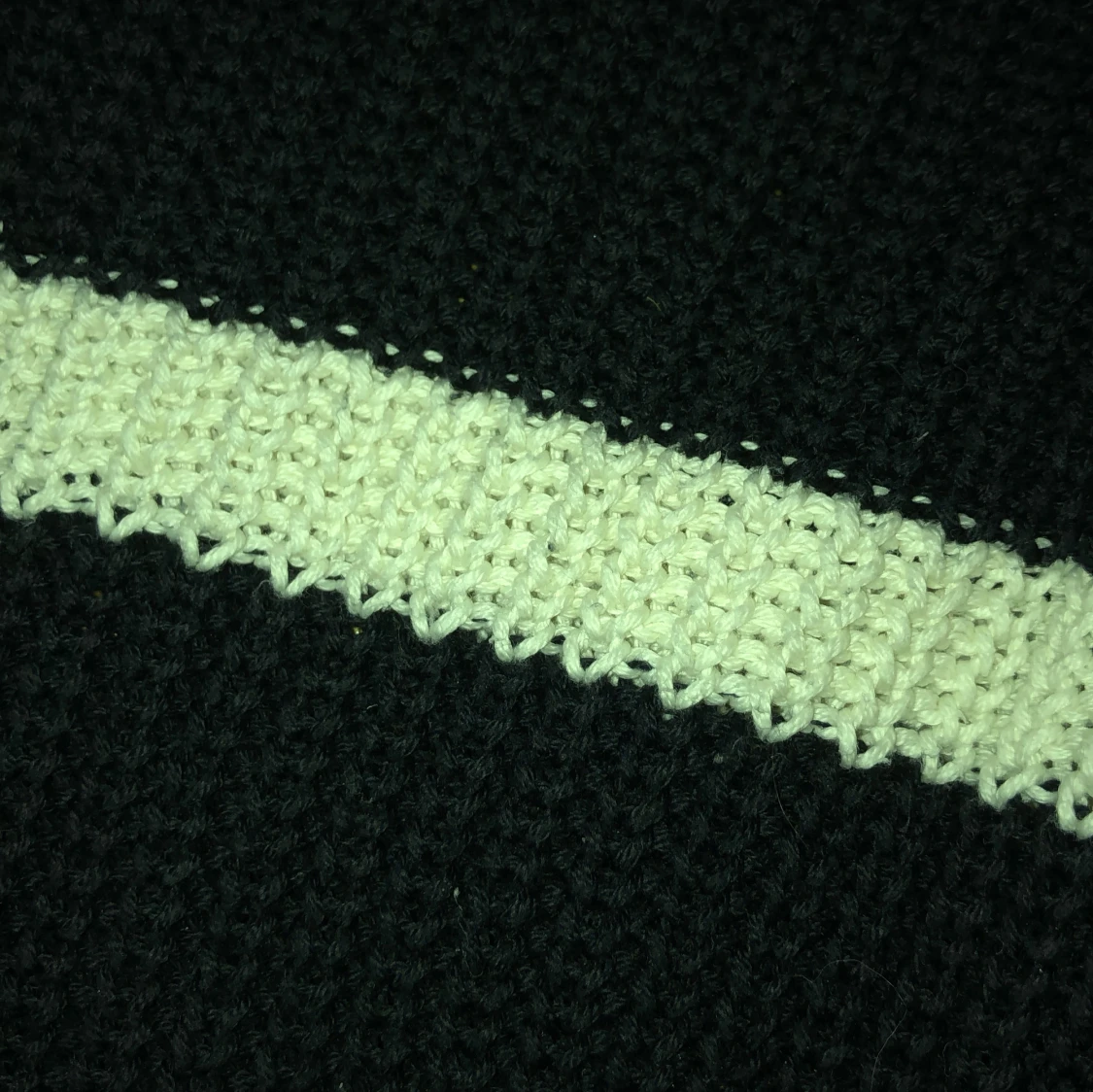 Svart och vit randig tröja - 4