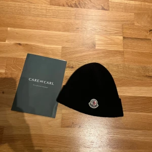 Svart mössa från Moncler - Säljer nu min svarta moncler mössa med kvitto och allt sick 10/10 ny pris 2500 mitt pris 1200
