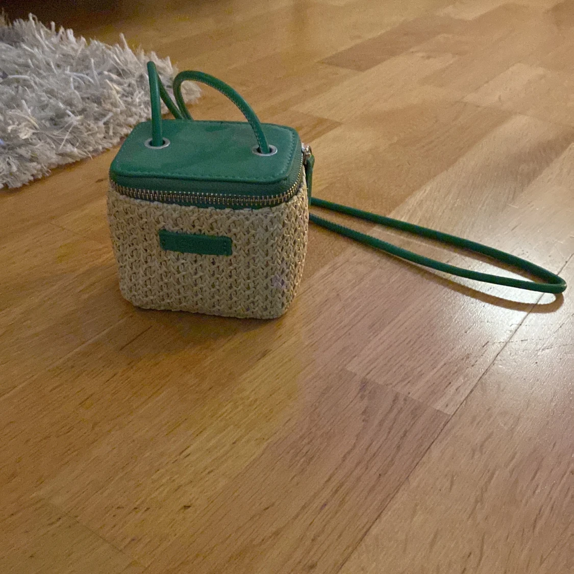 Beige och grön axelväska