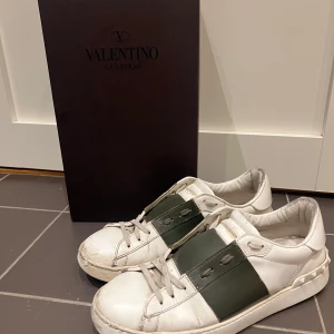 Valentino skor - Schyssta valentinos i färgen olive. De är väl använda och sulan där fram är nyligen limmad hos en skomakare (inget man tänker på). Original box ingår.