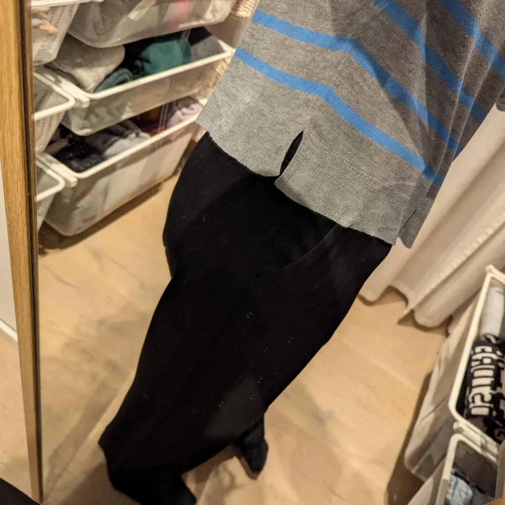 Säljer en stilren grå tröja med blå ränder från Zara. Tröjan har långa ärmar och en rund halsringning. Perfekt för en avslappnad look. 🩵. Neuletakit & Villapaidat.