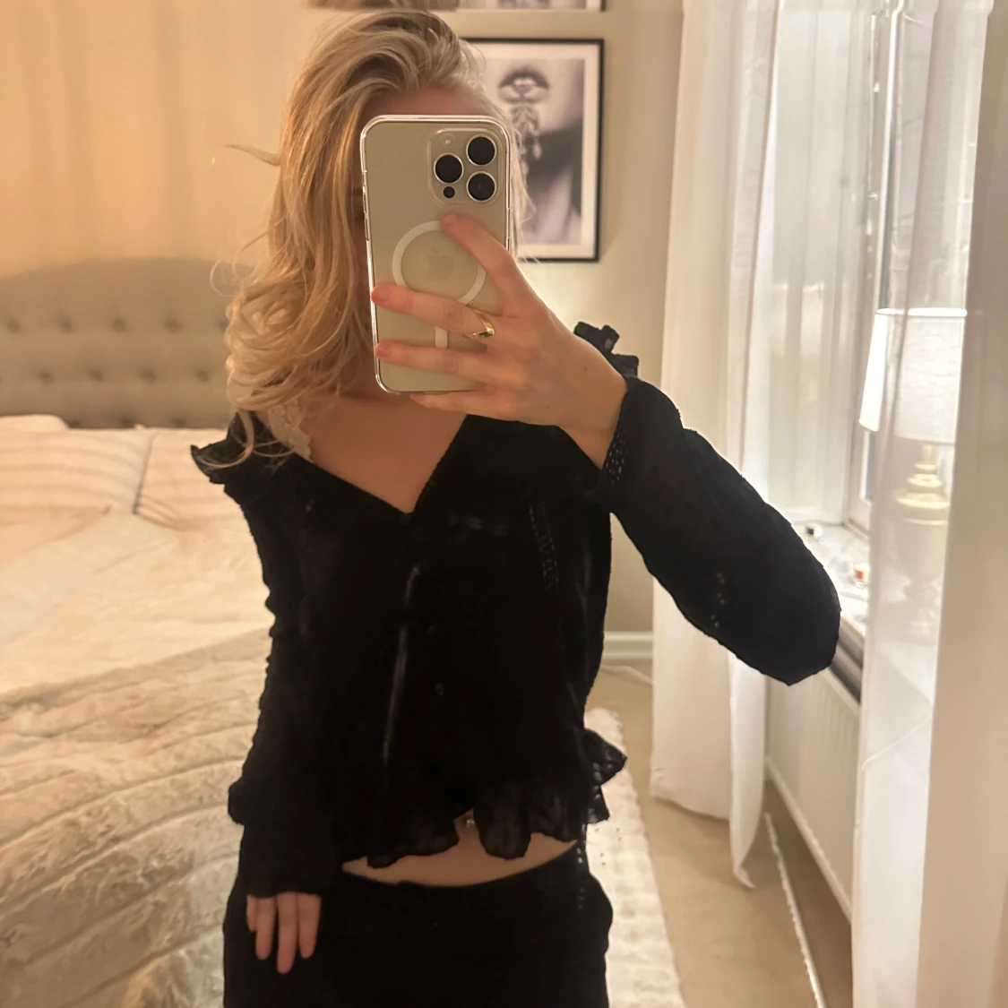 Svart blus med volangdetaljer - 1