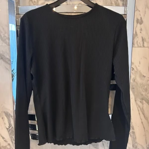 Ribbad tröja  - Svart basic ribbad tröja i storlek S. Köparen står för frakten!💗