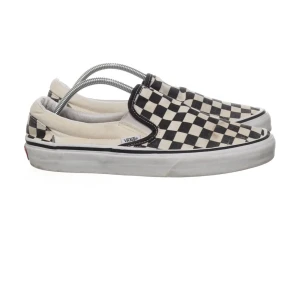 Svartvita rutiga slip-on sneakers från Vans - Säljer mina klassiska slip-on sneakers från Vans i storlek 39. Då dom va för små för mig så ska köpa en större storlek. Köpta från Sellpy så dom är i begagnat skick.
