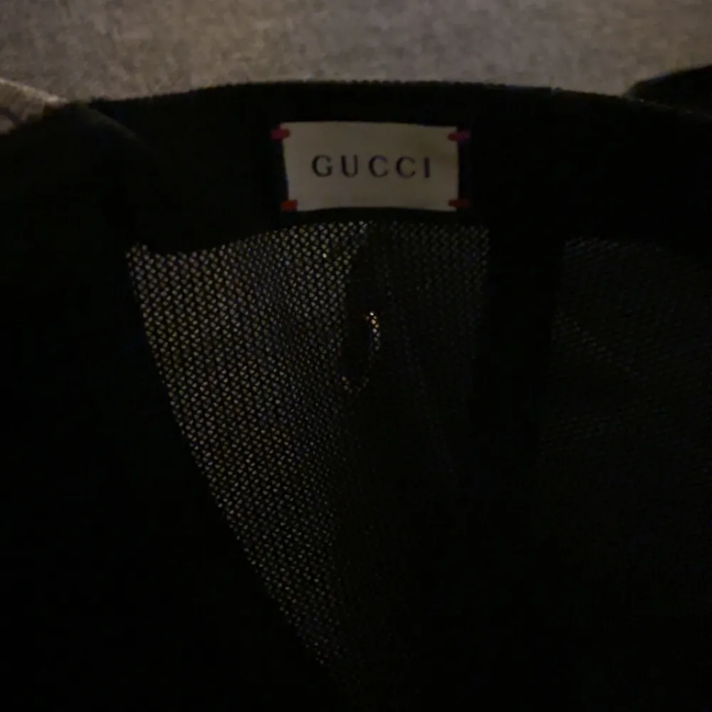 Snygg keps från Gucci med det ikoniska GG-mönstret och en broderad orm på framsidan. Kepsen har en justerbar rem med gröna och röda ränder baktill. Perfekt för att ge din outfit en lyxig touch. inga byten gällande men priset kan däremot diskuteras, det är bara höra av sig ifall ni har några frågor. Asusteet.