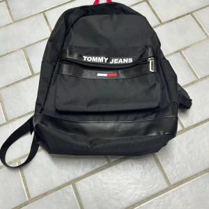 Tommy helfiger/ Tommy jeans rycksäck  - Denna är i helt nytt skick och är oanvänd, använder inte den så denna säljs för lågt pris
