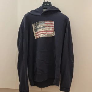 Mörkblå hoodie från Ralph Lauren - Säljer en snygg mörkblå hoodie från Ralph Lauren. 