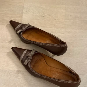 Kitten heels tillverkade i Italien - Snygga bruna mules med spetsig tå och en liten klack. Tillverkade i Italien utav äkta skinn!