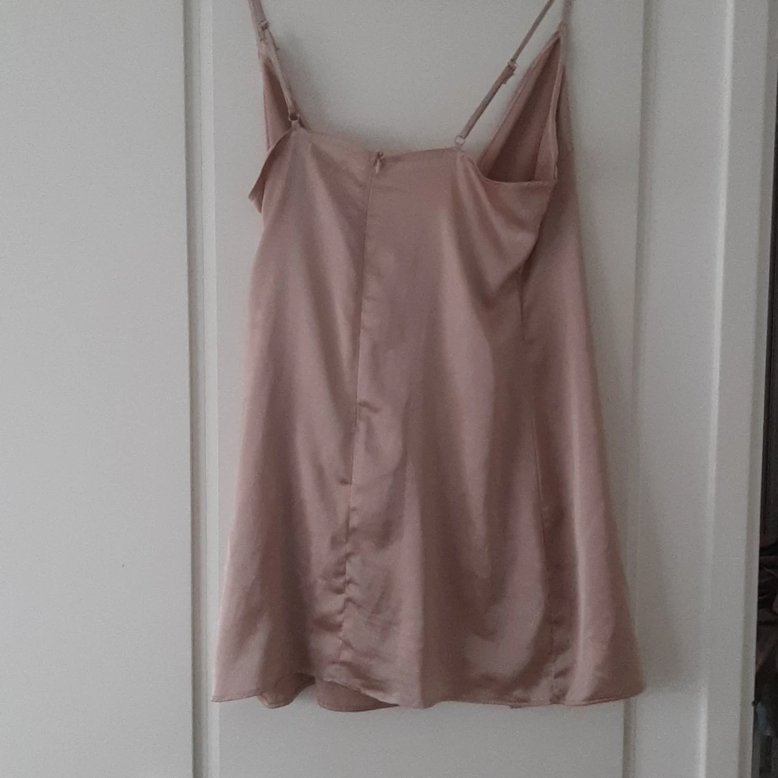 Beige omlottklänning från Saw It First - 1