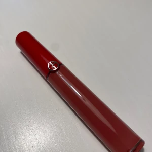 Rosa läppstift från Giorgio Armani - Ett nytt Maestro Velvet liquid lipstick från Giorgio Armani. Färgen 501 Casual pink. Helt oöppnat!
