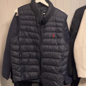 Ralph lauren väst - 9,5/10 skick | Storlek M | perfekt inför våren | nypris 3200kr | skriv för fler frågor och bilder | priset sänks vid snabb affär | skickas på samma dag som det säljs