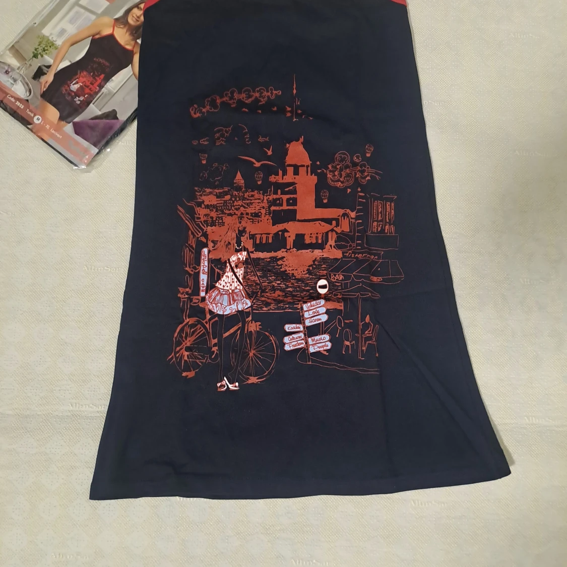 Svart klänning med rött tryck