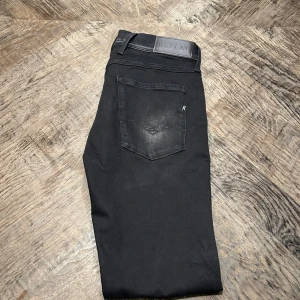 Replay Anbass - Säljer ett par riktigt snygga riktigt snygga replay anbass jeans i svart. Använda ett fåtal gånger men inget som syns. Nypris 1599kr