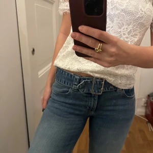 Blå jeans ifrån HM - Snygga blå bootcut jeans! I storlek 170 men passar xs/s😊 jag är 165/167cm lång och har vanligtvis S/36 i jeans 