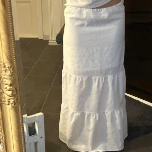 Vit långkjol med volanger - Säljer denna superfina långkjol perfekt nu till sommaren! Använd ett flertal gånger men inga tydliga tecken på användning ⭐️💕