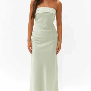 Bal klänning - Superfin ljusgrön axelbandslös klänning med öppen rygg! Den är helt perfekt till balen men även andra festliga tillfällen😍Den är helt oanvänd och jag säljer den då den inte riktigt sitter som jag vill😌Den är köpt för cirka 1000kr, skriv för mått