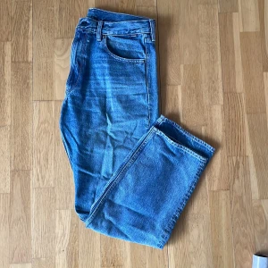 Blå jeans från G-Star RAW - Säljer ett par klassiska blå jeans från G-Star RAW, modell Type 49. De har en relaxed straight passform och är i storlek 33/30. Säljes då de inte riktigt passar min stil. Tveka inte att höra av dig vid frågor/funderingar!😁💯