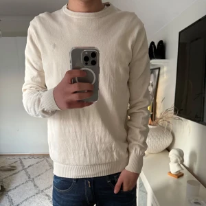 Vit tröja från Bruun & Stengade - Säljer en stilren vit tröja från Bruun & Stengade i storlek M. Tröjan har långa ärmar och en rund halsringning, perfekt för en minimalistisk look. Passar bra till både jeans och chinos. Vid frågor och funderingar är det bara att skriva till mig. Pris kan diskuteras vid snabb affär!! Mvh Liam! 