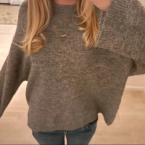 Grå stickad tröja från 157 - Mysig grå stickad tröja från 157 i storlek L. men passar även s-m då den är superfin som oversized.