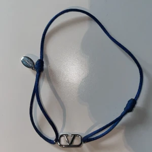 Valentino armband - Sjukt snyggt valentino armband med en palladium finish, köpt för nästan 2000 kr men används ej längre. bevis på äkthet finns. Priset är redan ganska lågt så tänker inte gå lägre