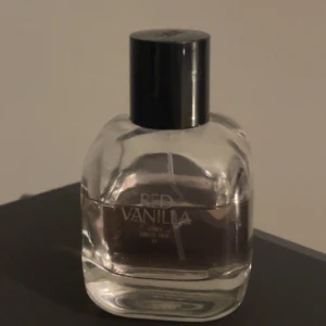 Zara parfym - Zara parfym, Red vanilla. Mer än hälften kvar. Söt men tung doft. 