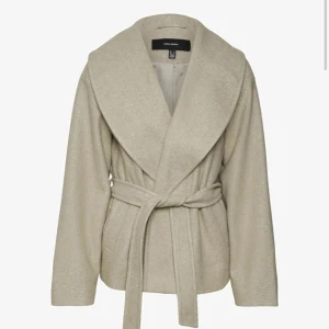 Beige kappa från Vero Moda - Snygg beige kappa från Vero Moda i ganska bra skick. Den är lite nopprig på armarna men inget man tänker på(skriv för bild) Perfekt vår eller höst jacka.