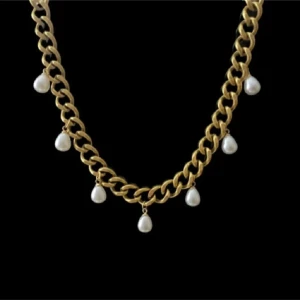 Halsband med pärlor - Snyggt halsband i silverfärg med hängande pärlor. Kedjan är robust och ger en cool kontrast till de eleganta pärlorna. Perfekt för att ge en stilren touch till din outfit.