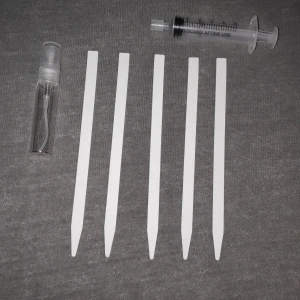 Parfym sampla starter pack - Om du vill starta sälja parfym är detta en bra start pack att få dig se hur det är. 1 spruta för att suga ut parfym från flaskan 5ml, 5 test papper, 1 glasflaska med fin atomizer i 5ml. Pris kan diskuteras 