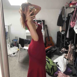 Röd klänning - Säljer en elegant röd långklänning med breda axelband och figurnära passform. Perfekt för en speciell kväll eller fest. Klänningen är ny 🥰