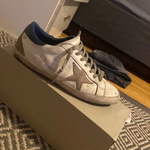Golden Goose skor  - Ett par riktig feta golden goose skor som är perfekt för Grisch stilen. Dom är lite använda vilket man ser. De är perfekt för chill dagar osv.