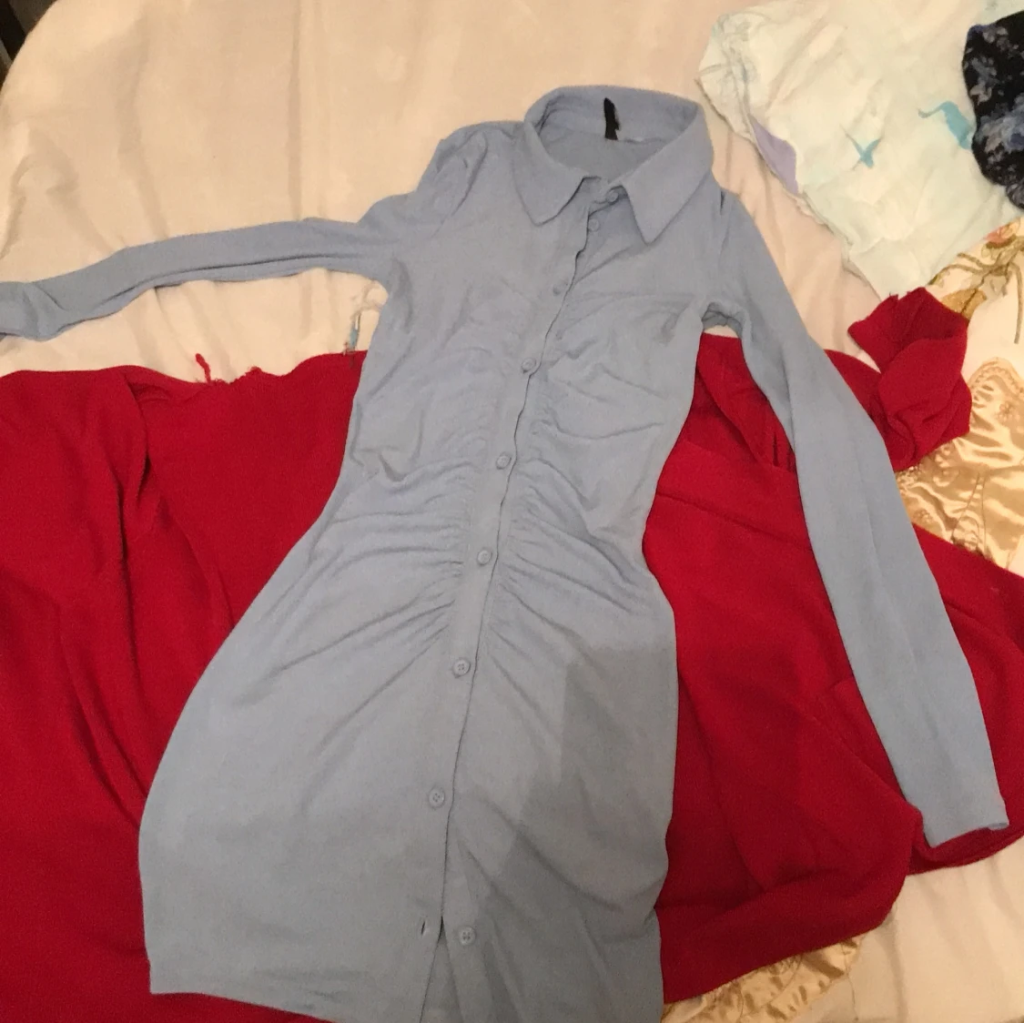 Ljusblå klänning med knappar