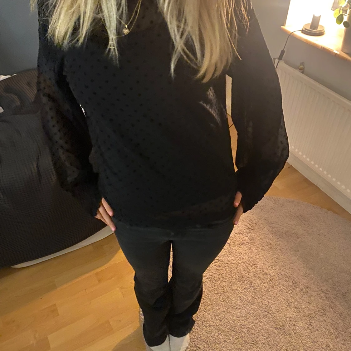 Svart prickig blus - 1