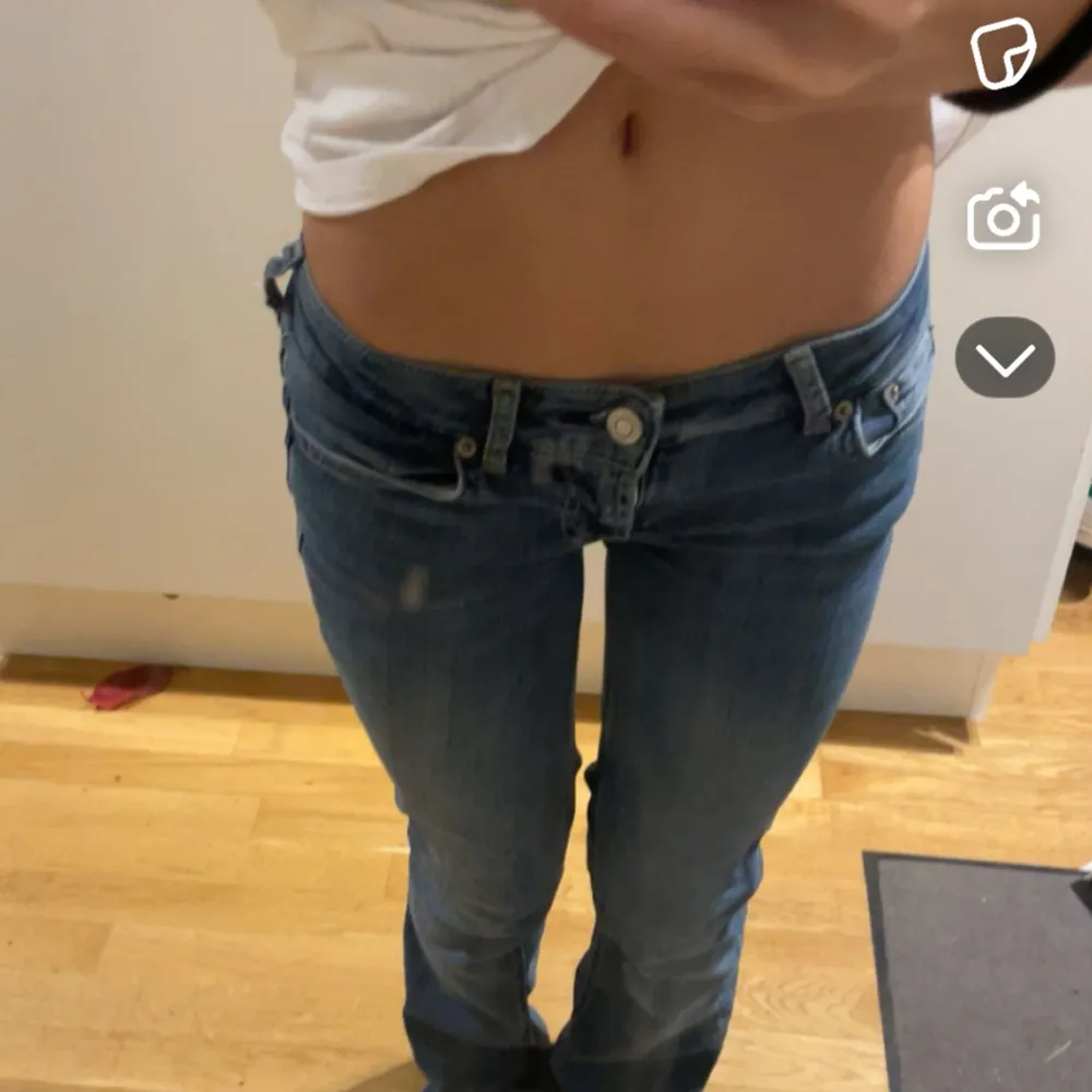 Snygga blå lågmidjade jeans. Köpta på Zara. Dom är i strl 32. Dom är sydda lågmidjade, och eå blir byxorna längre så jag har klippt med dom en liten bit. Jag är runt 160❤️Pris går att diskuteras.❤️. Farkut & Housut.