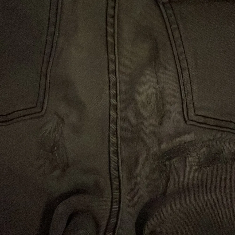 Snygga grå jeans från Les Deux med en klassisk design. De har en knappgylf och femficksmodell. Perfekta för en stilren look. Storlek 28! Nypris ligger på 1199kr o mitt pris endast 339kr! priset går självklart att diskuteras om man följer! Se bild fem för de defekter som finns, Hålen är lagade med en grå tråd o syns inte mycket när jeansen använts! Mvh Småland, bolaget 🤗. Farkut & Housut.