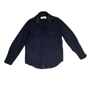 Mörkblå overshirt från A Day's March - Snygg mörkblå overshirt från A Day's March med knappar framtill och två bröstfickor. Perfekt för lager-på-lager-stil. Passar både till vardags och mer uppklädda tillfällen.