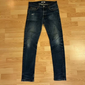 Rawdenim jeans - Säljer dessa raw denim jeans med stört feta fades och slitningar. Märket på jeansen är ”sweet”. Hör av dig vid frågor!